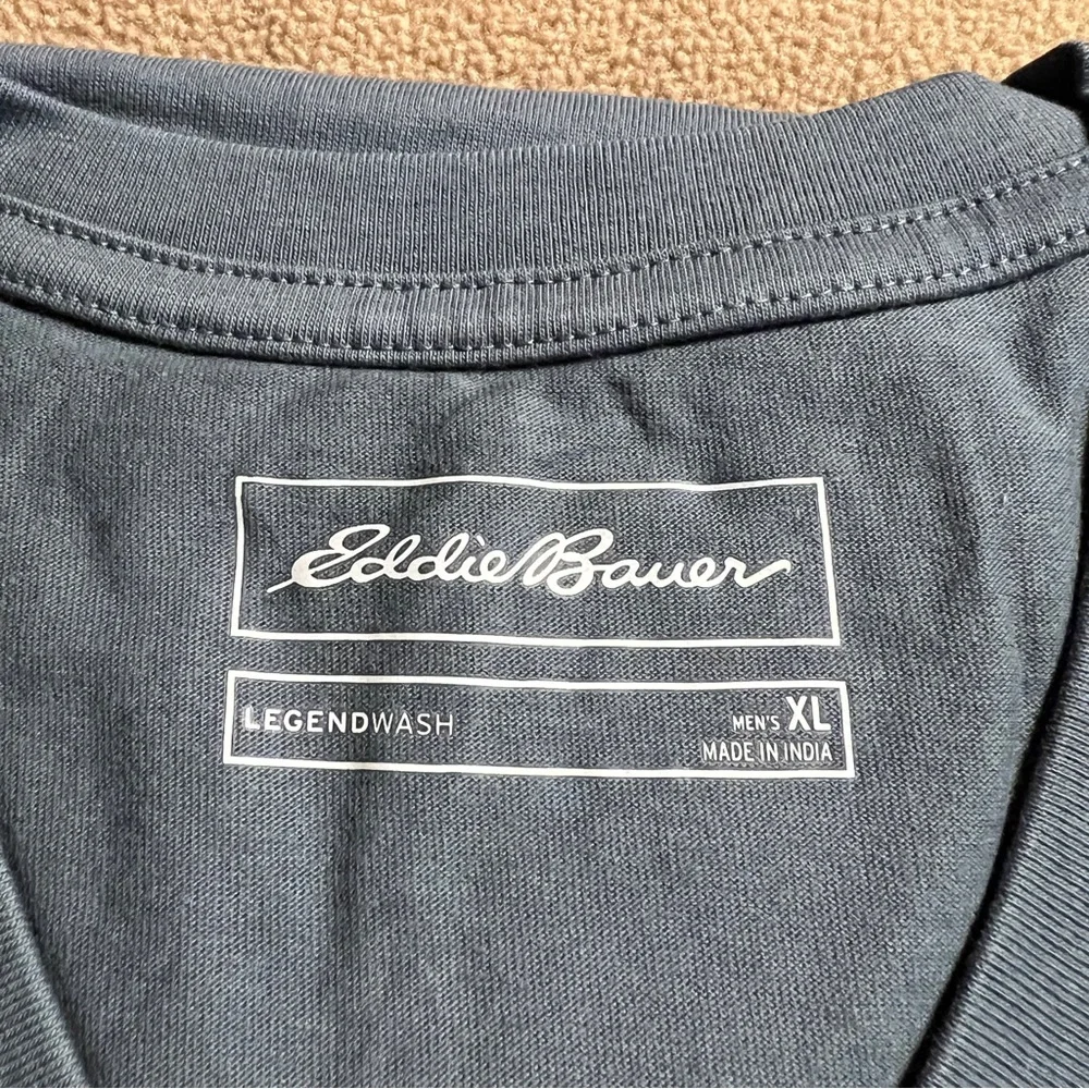 NWT Eddie Bauer V-Neck Short Sleeve Tee Size XL Graphite - Picture 3 of 6